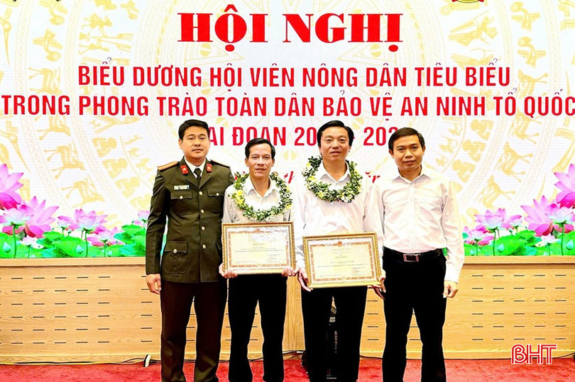 Anh Lê Văn Lục (thứ 2 từ trái sang) được Bộ Công an và Trung ương Hội Nông dân Việt Nam vinh danh vì đã có thành tích xuất sắc trong phong trào toàn dân bảo vệ ANTQ. bqbht_br_z6033100676838-4ef9742b959c29501e9cd32e43221bdf.jpg