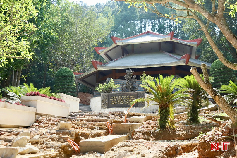 Nhà bia được xây dựng vào năm 1998 và hoàn thành vào năm 2000. Nơi đây ghi danh 1.950 liệt sĩ TNXP toàn quốc và các anh hùng, liệt sĩ hy sinh tại Ngã ba Đồng Lộc. Mặt chính diện của nhà bia là văn bia do Giáo sư - Anh hùng Lao động Vũ Khiêu phụng soạn.