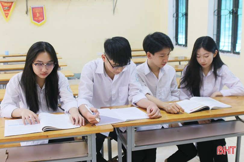 Trên lớp, Trường Vũ luôn tranh thủ thời gian để trao đổi kiến thức với các bạn. bqbht_br_z6278232115647-54d69c6de4c24dbb66ffa05b6690ed02.jpg