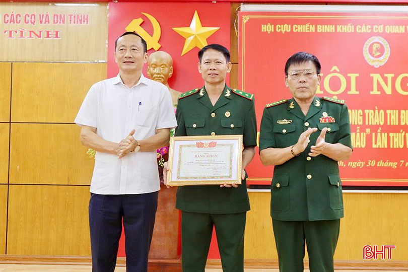 Bí thư Đảng ủy Khối CCQ&DN tỉnh Đặng Ngọc Sơn và lãnh đạo Hội CCB tỉnh tặng bằng khen của hội cho 1 cá nhân vì đã có thành tích xuất sắc trong thực hiện phong trào thi đua "CCB gương mẫu” giai đoạn 2019 - 2024. IMG_9521 copy.jpg
