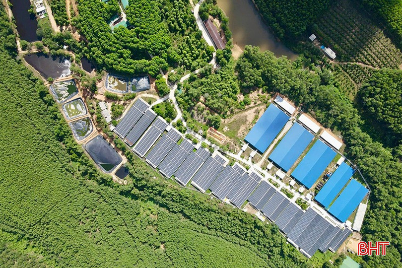 Trang trại chăn nuôi lợn của HTX Nông nghiệp sinh thái và Dịch vụ Vũ Sơn Đức ở thôn Hương Giang (xã Đức Hương) nhìn từ trên cao. bqbht_br_img-5077-copy.jpg