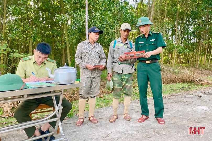 Kiểm soát chặt người ra vào rừng trong những ngày nắng nóng giúp Vũ Quang bảo vệ rừng tốt hơn. Kiểm soát chặt người ra vào rừng trong những ngày nắng nóng giúp Vũ Quang bảo vệ rừng tốt hơn.