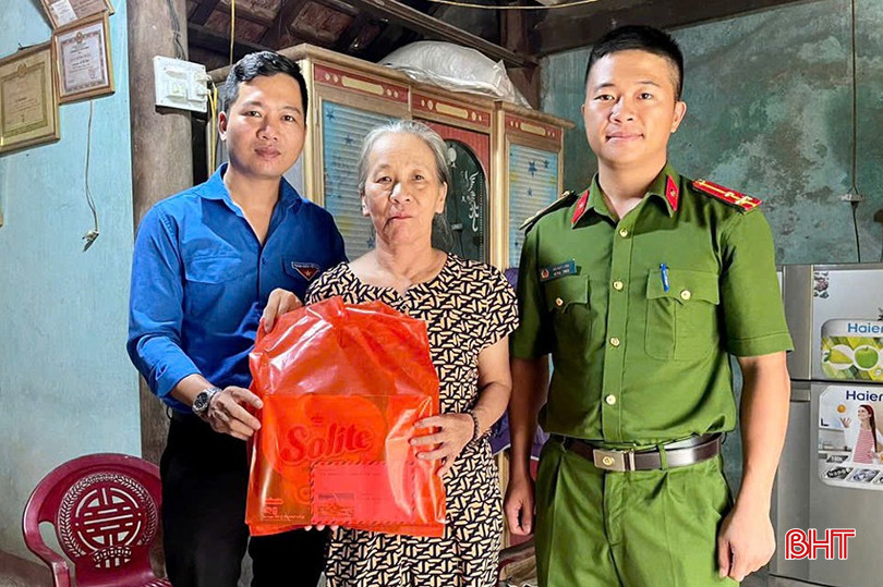 Cùng với các tổ chức khác, Thượng úy Hà Huy Lĩnh thường tới động viên, thăm hỏi các hoàn cảnh khó khăn trên địa bàn. z5841447670076_c35f4f9d59bf58ca4b706f22de98d51e.jpg