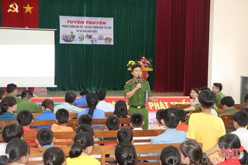Thượng úy Hà Huy Lĩnh thường xuyên tham gia các buổi tuyên truyền phòng chống ma túy, tai nạn đuối nước... dành cho học sinh. z5841448710492_cf6a70c3a5a30469977ab397b7705e73.jpg