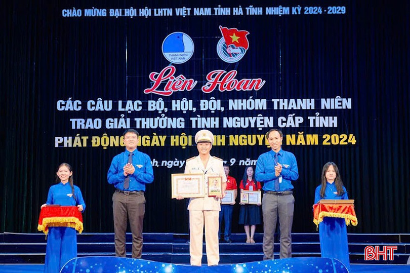 Mới đây, Thượng úy Hà Huy Lĩnh đã được Hội LHTN Việt Nam tỉnh Hà Tĩnh trao tặng giải thưởng tình nguyện cấp tỉnh năm 2024. z5841446702212_40b538bdec4af5e3ddd4319b3be18d8a.jpg