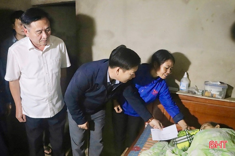 Đoàn công tác đã đến động viên, thăm hỏi gia đình ông Bùi Quốc Sỹ (SN 1941, trú tại thôn Hương Thọ, xã Đức Hương), có vợ là bà Lê Thị Tính bị thương nặng do TNGT vào tháng 8/2023. Bà Tính hiện nằm một chỗ, hoàn cảnh gia đình hết sức khó khăn.