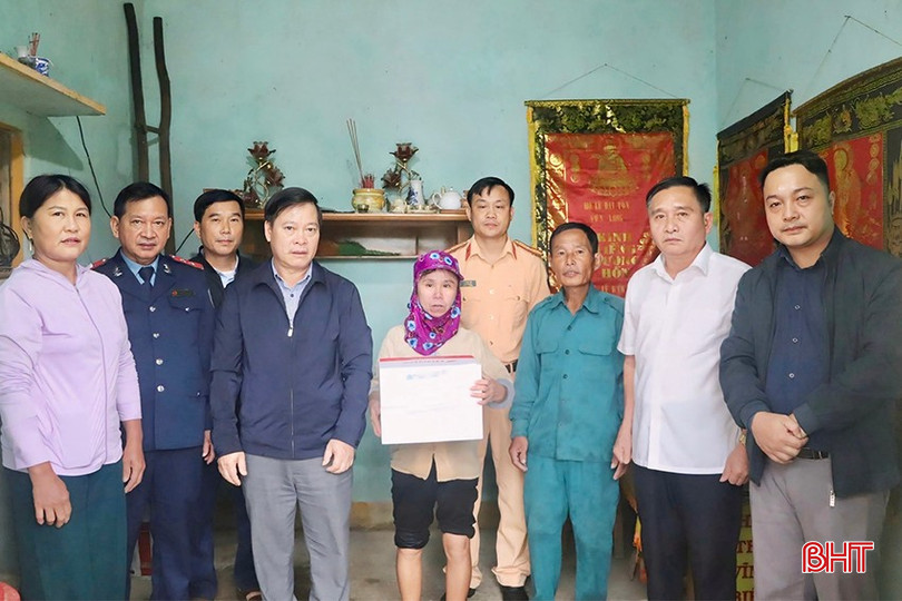 Tiếp đó, đoàn đã đến thăm hỏi gia đình bà Lê Thị Đoái (SN 1978, trú thôn Hợp Bình, xã Hương Minh), có bố là ông Lê K. bị tử vong do TNGT vào tháng 11/2023, gia đình thuộc diện đặc biệt khó khăn.