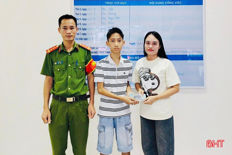 លោក Tran Bao Bao Long ប្រគល់ប្រាក់ ៥,៥ លានដុង ទៅឲ្យថៃ Doan Trang។ bqbht_br_k2.jpg