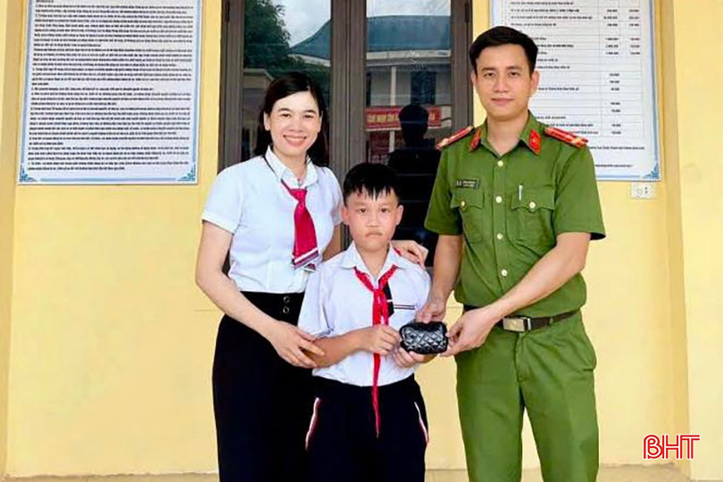 Trung Y និងគ្រូរបស់គាត់បានទៅរាយការណ៍ទៅប៉ូលិសឃុំ Duc Minh ពេលរកឃើញទ្រព្យសម្បត្តិបាត់។ bqbht_br_k3.jpg