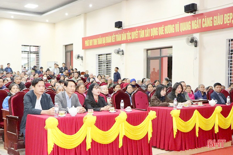 Cũng trong sáng nay, đại diện Quỹ Thiện Tâm - Tập đoàn Vingroup phối hợp với Hội Chữ thập đỏ tỉnh Hà Tĩnh và xã Vũ Quang tổ chức trao 350 suất quà cho các hộ gia đình có hoàn cảnh đặc biệt khó khăn trên địa bàn.