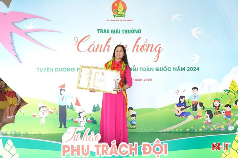 Cô Nguyễn Thị Minh Thơ vinh dự được Hội đồng Đội Trung ương trao giải thưởng “Cánh én hồng” năm 2024. bqbht_br_z6087483778579-843929a571f355735511e86d10dc6f8b.jpg