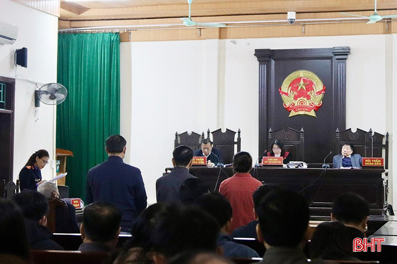 Đặng Xuân Hùng và nhóm bị cáo nhận bản án nghiêm minh từ phía HĐXX. Đặng Xuân Hùng và nhóm bị cáo nhận bản án nghiêm minh từ phía HĐXX.