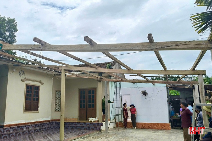 Do ảnh hưởng của bão số 3, nhiều nhà dân ở các xã miền núi Hà Tĩnh bị gió lốc giật tốc mái che. bqbht_br_img-2574-copy.jpg