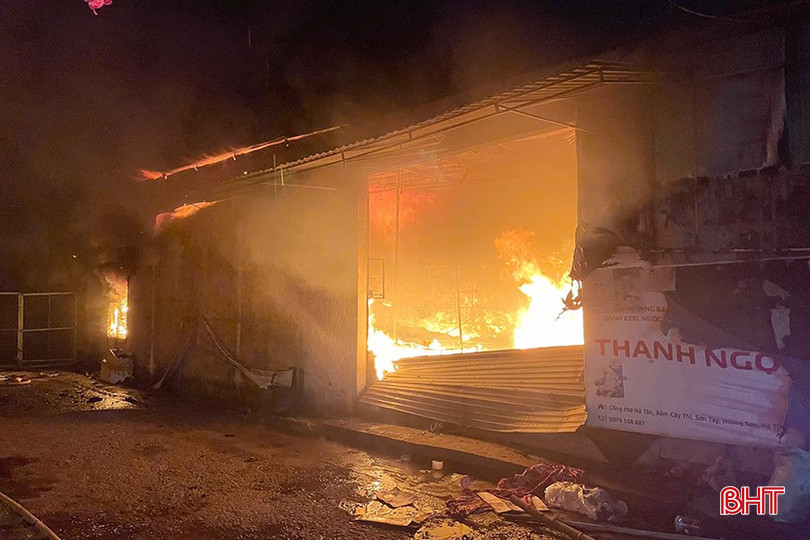 Vụ hoả hoạn xảy ra tại 2 ki-ốt hàng tạp hoá khu vực chợ Hà Tân.