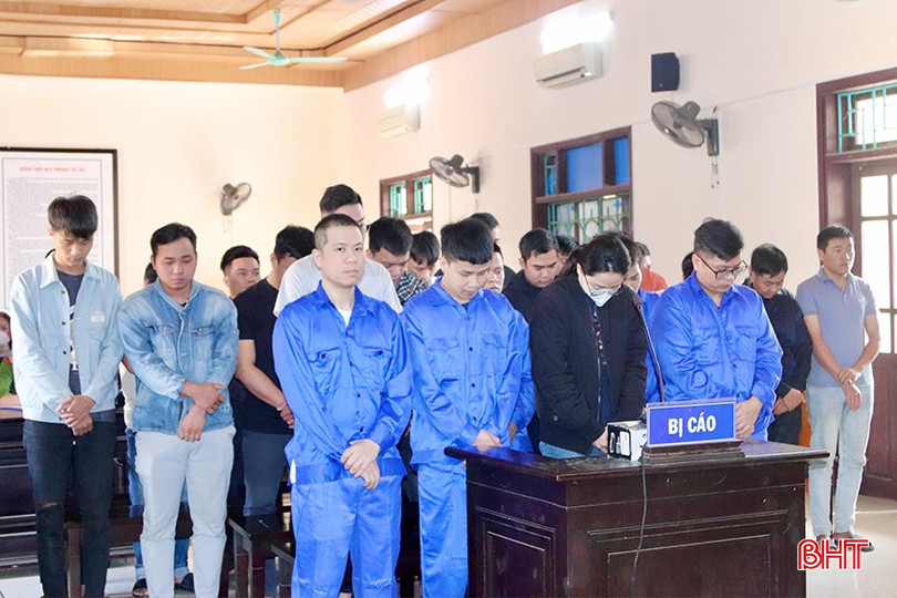 Nhóm bị cáo tại phiên xử sơ thẩm. bqbht_br_img-3561-copy.jpg