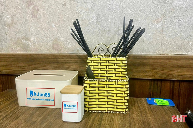Hộp giấy, hộp tăm tại một quán ăn ở TP Hà Tĩnh in logo quảng cáo trá hình trang cờ bạc trực tuyến. img-2703-copy-3178.jpg