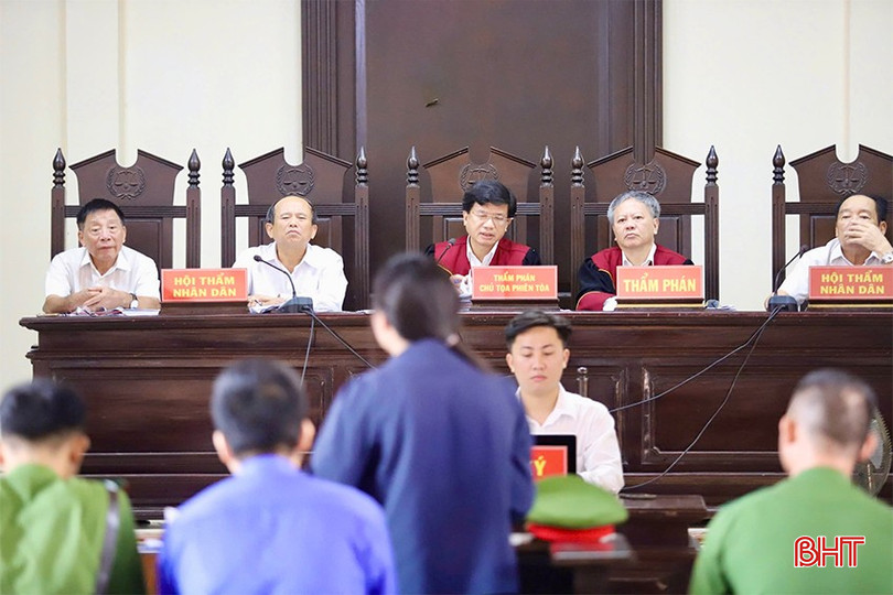 Các bị cáo nhận bản án nghiêm minh từ phía HĐXX. c1.jpg