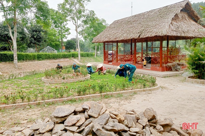 Người dân thôn Đăng Thị tập trung làm đẹp cụm dân cư sinh thái. bqbht_br_img-5125-3-copy.jpg