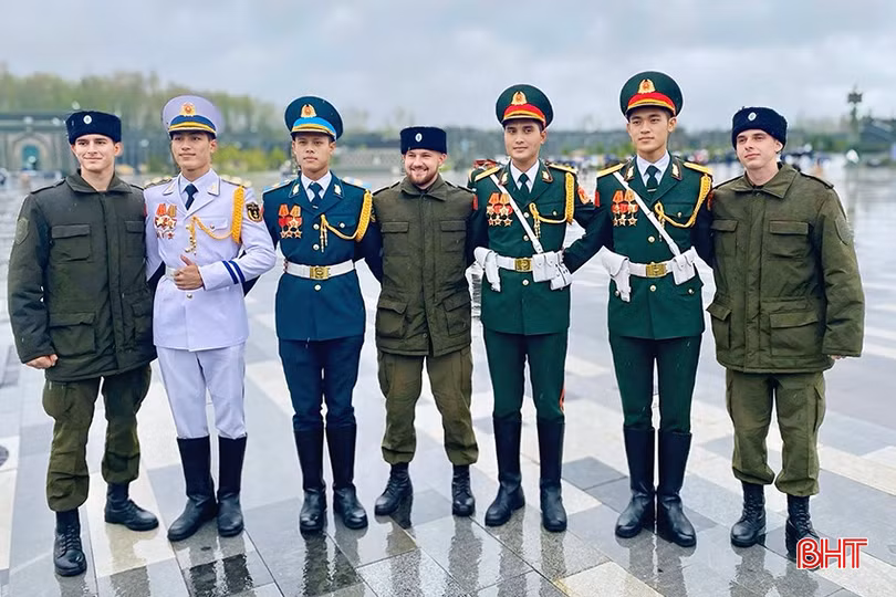 Nguyễn Văn Dũng chụp ảnh lưu niệm cùng các quân nhân Việt Nam và Liên bang Nga.