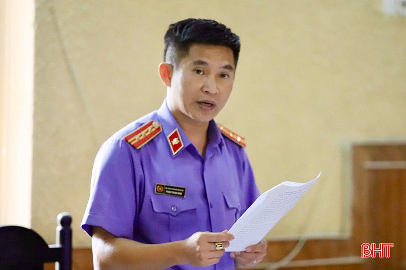 Đại diện Viện Kiểm sát nhân dân tỉnh công bố bản cáo trạng. bqbht_br_z6451869250723-8e1e73c3296eed1c6d8a5822807512be.jpg