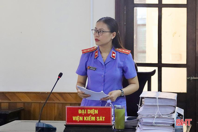 Đại diện Viện Kiểm sát nhân dân tỉnh Hà Tĩnh công bố bản cáo trạng. IMG_0119 copy.jpg