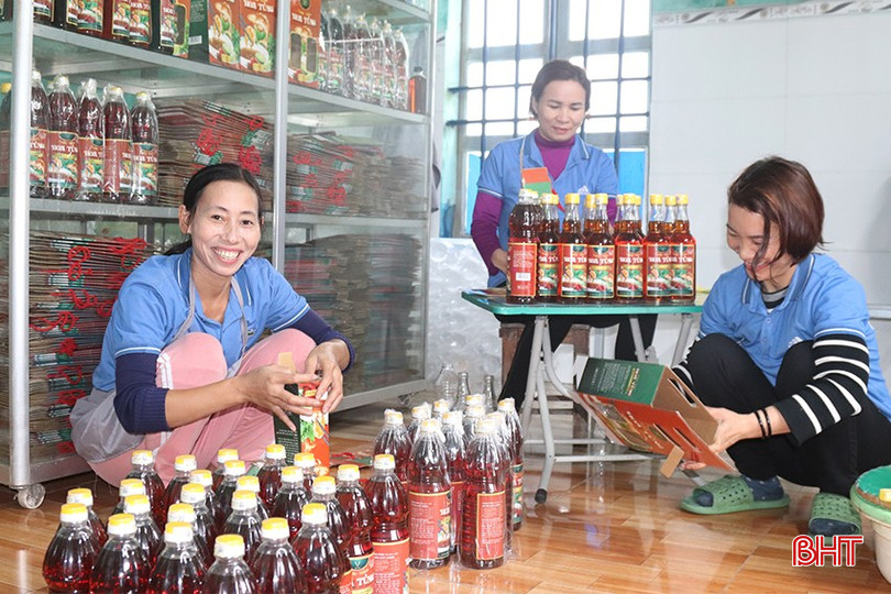 Cơ sở Hoa Tùng (xã Cẩm Dương, Cẩm Xuyên) tất bật đóng gói sản phẩm. bqbht_br_img-0004-copy.jpg
