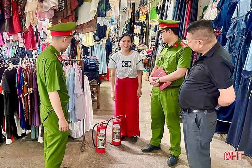 Ban Quản lý chợ và lực lượng công an thường xuyên kiểm tra, nhắc nhở tiểu thương trong công tác PCCC. bqbht_br_img-9402-copy.jpg