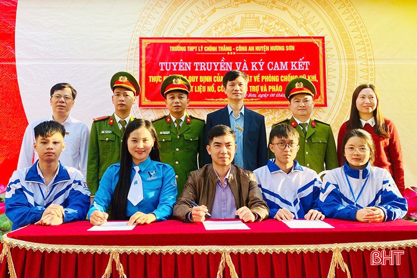 Đại diện Ban giám hiệu và 100% học sinh Trường THPT Lý Chính Thắng ký cam kết chấp hành nghiêm các quy định của pháp luật. bqbht_br_468987137-1131844445619042-6927881571684600903-n.jpg