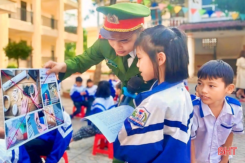 Công an xã Sơn Lâm (Hương Sơn) tuyên truyền hành về tác hại của vi chế tạo pháo nổ bqbht_br_img-4955-copy.jpg