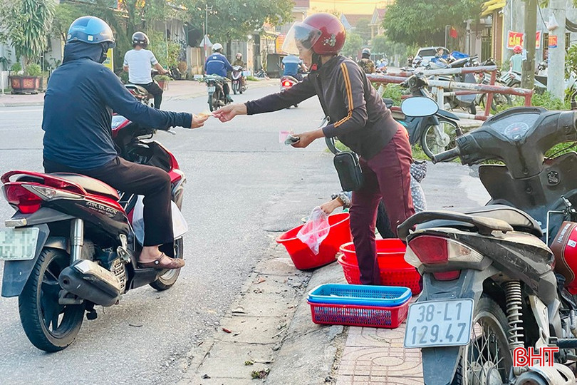 Nhiều tiểu thương vô tư lấn chiếm cả vỉa hè để buôn bán.