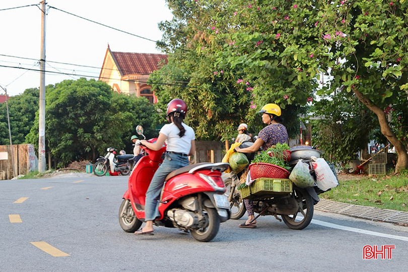 Khoảng 16 giờ chiều mỗi ngày, hàng chục tiểu thương trên địa bàn huyện Cẩm xuyên vận chuyển đủ các loại hàng tập trung về khu chợ này để bán.