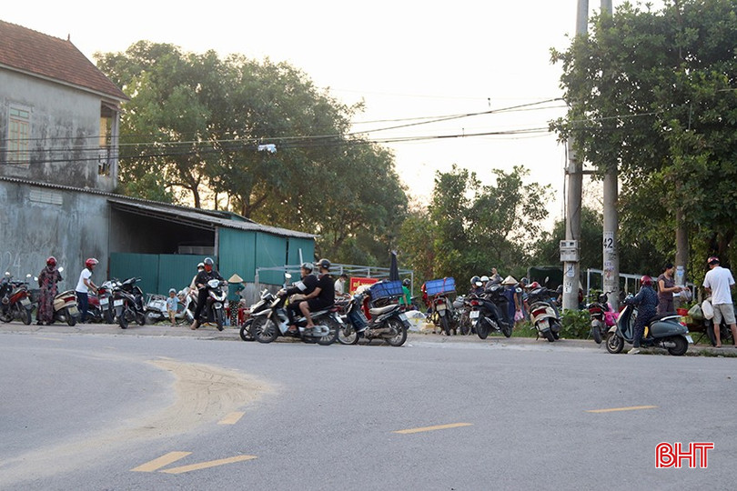 Từ nhiều tháng nay, tại một khu đất trống nằm trên tuyến đường Nguyễn Đình Liễn, đoạn qua tổ dân phố 15, thị trấn Cẩm Xuyên xuất hiện tình trạng họp chợ tự phát. Khu chợ này thường họp từ khoảng 16-18 giờ chiều, với đầy đủ các mặt hàng từ rau củ cho đến cá, thịt...