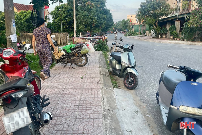 Xe máy, xe điện để ngổn ngang dọc lề đường, vỉa hè. Lực lượng chức năng cần xử lý triệt để nhằm tạo mỹ quan cho tuyến đường và lập lại trật tự công cộng.