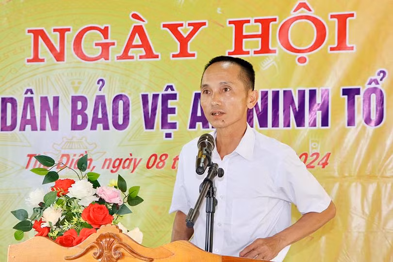 Ông Nguyễn Ngọc Anh - Bí thư Chi bộ thôn 5 báo cáo một số kết quả nổi bật của thôn.