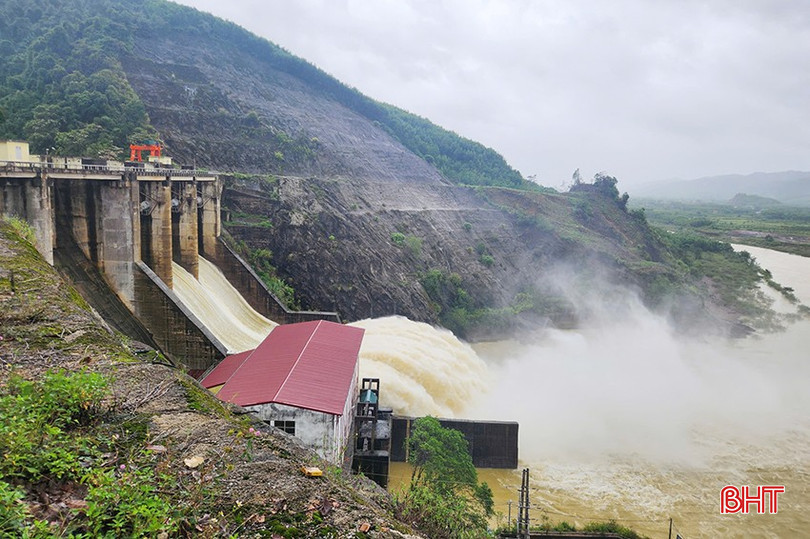 Thời điểm 6h sáng ngày 28/9, lưu lượng nước đổ về Hố Hô là 436 m 3/s. Thời điểm 6h sáng ngày 28/9, lưu lượng nước đổ về Hố Hô là 436 m 3/s.