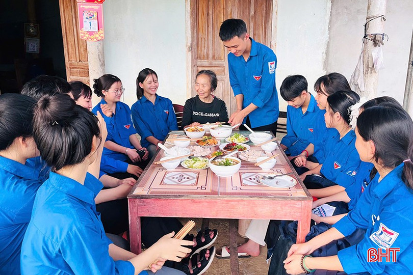 Đoàn xã Đức Hương đến thăm, dọn dẹp nhà cửa và nấu bữa cơm tình nghĩa cùng bà Nguyễn Thị Trung (thôn Hương Phố). Bà Trung là đối tượng TNXP có hoàn cảnh đặc biệt khó khăn trên địa bàn xã.