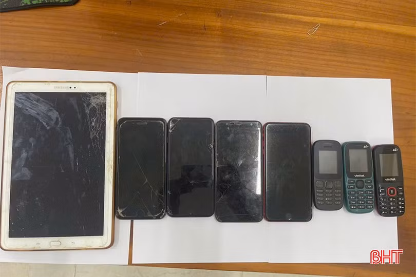 Các đối tượng sử dụng nhiều điện thoại gắn sim rác để lừa đảo các nạn nhân copy.jpg