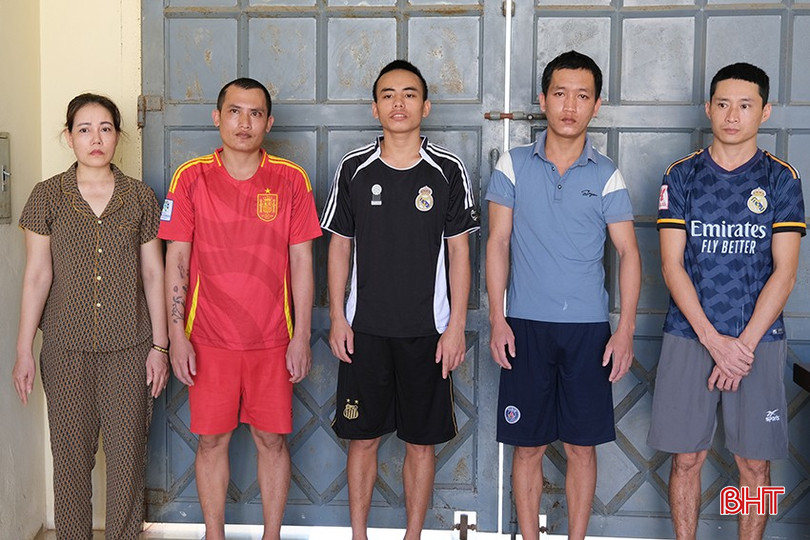 Các đối tượng tại cơ quan điều tra. các đối tượng Hoàng Văn Hùng, Trần Công Tuấn, Trần Công Hoàn, Trần Công Dung, Đinh Thị Thơm (từ phải qua) tại cơ quan Công an copy.jpg