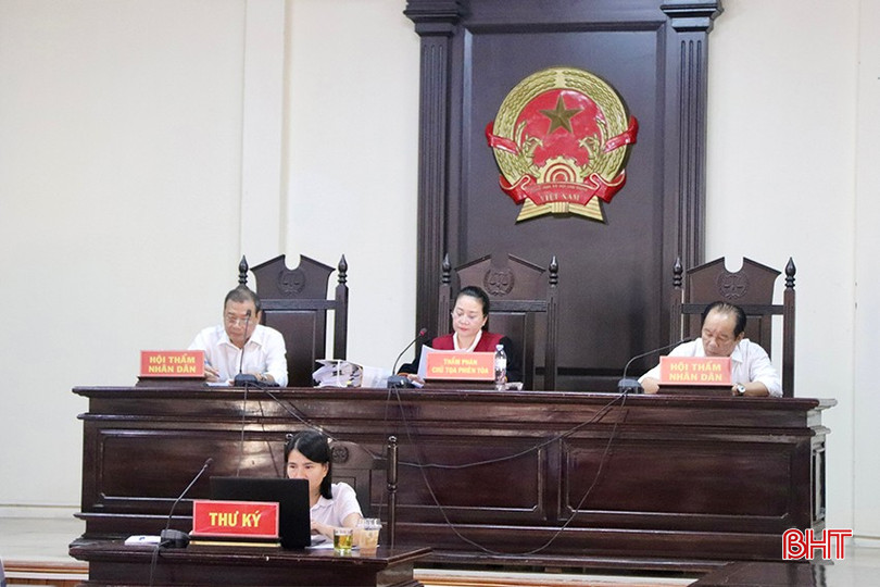 Các bị cáo nhận bản án nghiêm minh từ phía HĐXX. IMG_0054 copy.jpg