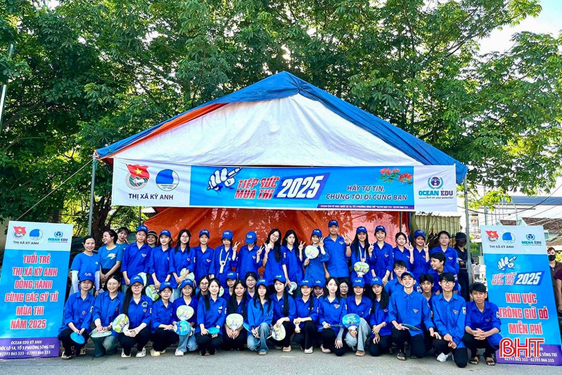 Lực lượng đoàn viên thanh niên TX Kỳ Anh tham gia tiếp sức mùa thi. bqbht_br_img-1490-copy.jpg