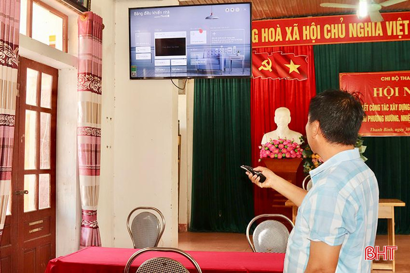 Hệ thống tivi thông minh giúp cán bộ thôn Thanh Bình thuận tiện trong điều hành công việc, chế độ sinh hoạt của thôn. IMG_9426 copy.jpg