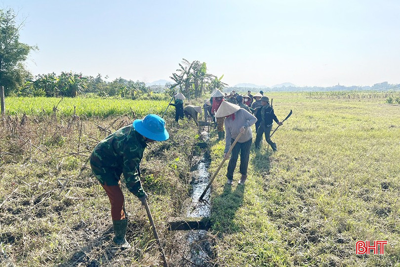 Bà Nguyễn Thị Vinh (xã Hương Sơn) cho biết: &quot;Gia đình tôi có hơn 1 mẫu ruộng nên việc đảm bảo nước cho cây lúa là rất quan trọng. Từ khi xã phát động, người dân trong thôn đều tham gia nhiệt tình. Ai cũng mong việc canh tác được thuận lợi, có một vụ xuân đạt năng suất cao&quot;.