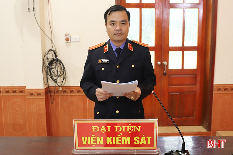 Đại diện Viện Kiểm sát nhân dân huyện Hương Sơn công bố bản cáo trạng. bqbht_br_img-8748-copy.jpg