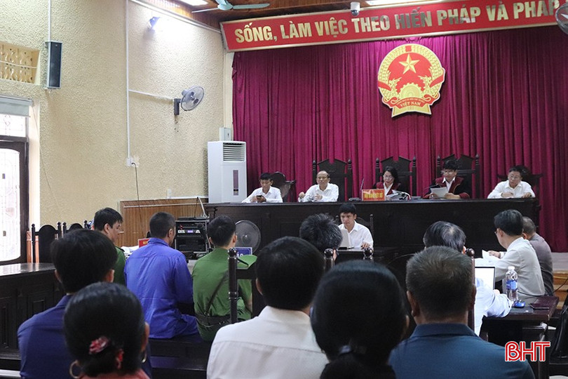 HĐXX quyết định tuyên phạt bị cáo Nguyễn Đức Hứa mức án 13 năm tù giam về tội “Lừa đảo chiếm đoạt tài sản”. bqbht_br_img-9760-copy.jpg