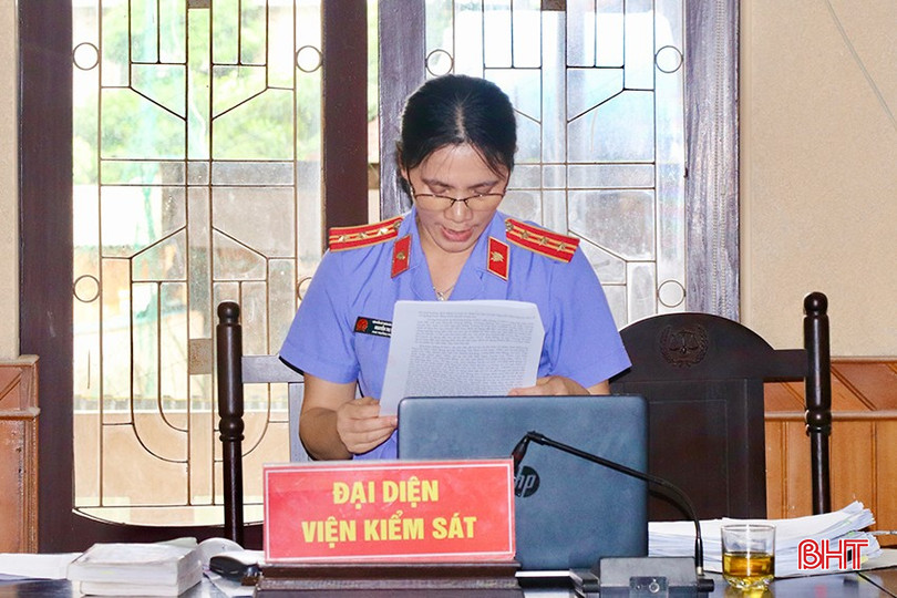 Đại diện Viện Kiểm sát nhân dân tỉnh Hà Tĩnh công bố bản cáo trạng. bqbht_br_img-9769-copy.jpg
