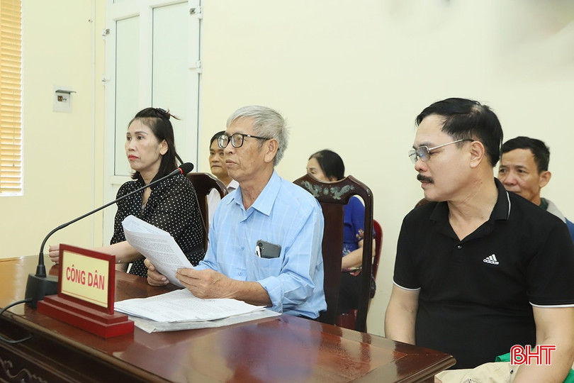 Công dân Nguyễn Huy Xanh (phường Đại Nài, TP Hà Tĩnh) và một số công dân trên địa bàn huyện Cẩm Xuyên trình bày kiến nghị. bqbht_br_5.jpg