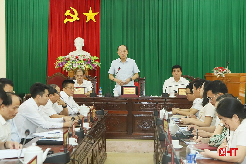 Phó Chủ tịch Thường trực UBND tỉnh Nguyễn Hồng Lĩnh, Phó Chủ tịch Thường trực HĐND tỉnh Trần Tú Anh và Phó Trưởng ban Nội chính Tỉnh ủy Nguyễn Tuấn chủ trì phiên tiếp công dân. bqbht_br_998.jpg
