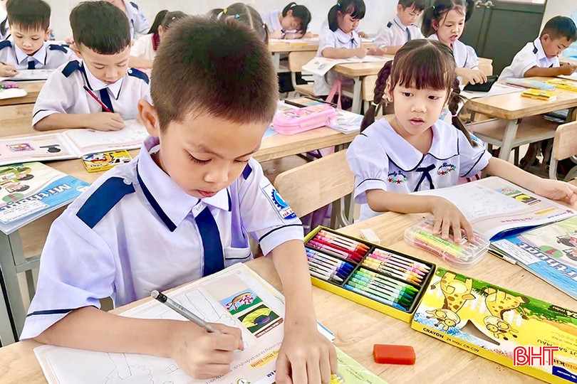 Các em học sinh Trường Tiểu học Hà Huy Tập) thích thú với tiết học Mĩ thuật. bqbht_br_img-4540-2-copy.jpg