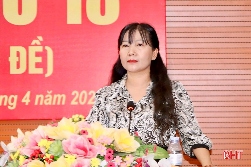 Phó Chủ tịch UBND huyện Vũ Quang Phan Hồng Yến thông qua tờ trình. bqbht_br_img-8965-copy.jpg