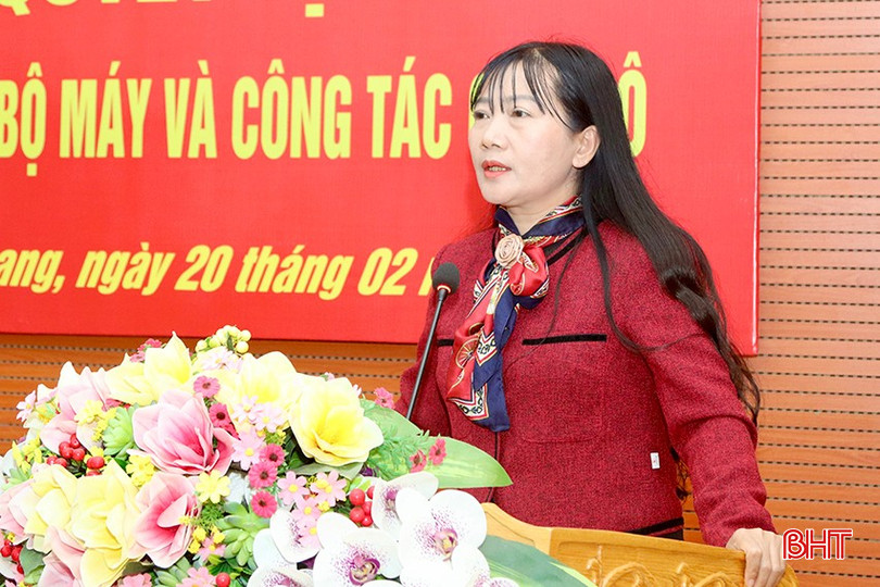 Phó Chủ tịch UBND huyện Vũ Quang Phan Hồng Yến công bố các quyết định. bqbht_br_img-0188-copy.jpg